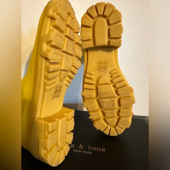 Gorgeous pair yellow Shiloh boots - Picture 6 of 9